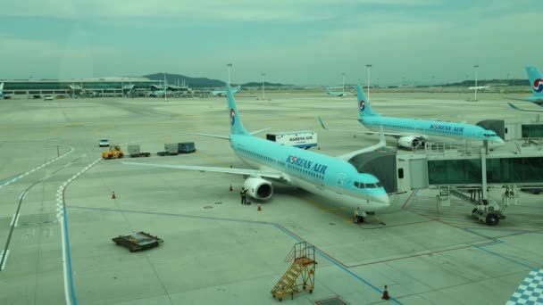 韩国仁川 2018年8月 韩国航空公司一架飞机正在为韩国最大机场仁川国际机场 Icn 的下一班航班准备的视频 — 图库视频影像
