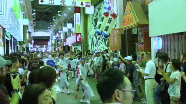 Tokyo, Japonya - Ağustos 2018: ünlü Koenji Awa Odori festivalin geleneksel Awaodori dans dans Japon sanatçılar.