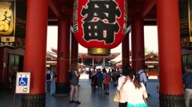 Tokyo, Japonya - Ağustos 2018: fotoğraf ve selfies Sensoji Asakusa Kannon Tapınağı büyük kırmızı fener alarak Turizm