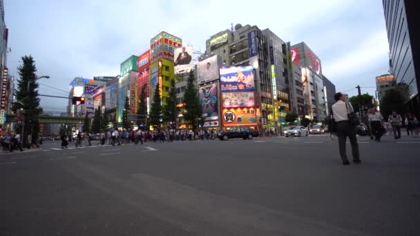 高層ビルとカラフルなライトと不明の人が夜のメイン通りの東京 2018年 秋葉原横断歩道 — ストック動画