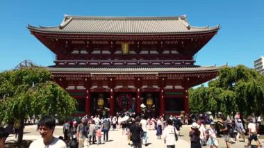 Tokyo, Japonya - Ağustos 2018: Tanımlanamayan turist Sensoji Tapınağı, Tokyo, Japonya Asakusa alanında en eski Tapınağı ziyaret