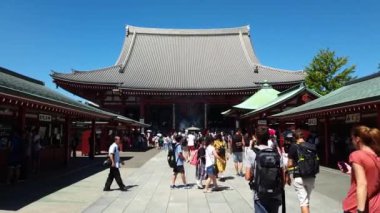 Tokyo, Japonya - Ağustos 2018: Tanımlanamayan turist Sensoji Tapınağı, Tokyo, Japonya Asakusa alanında en eski Tapınağı ziyaret