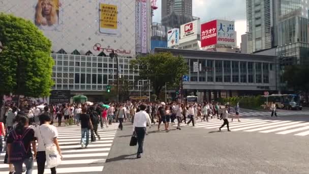 日本东京 2018年8月 城市行人交通的人穿越著名的涉谷十字路口 — 图库视频影像