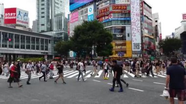 Tokyo, Japonya - Ağustos 2018: Şehir yaya trafiği ünlü Shibuya kavşak geçiş insan