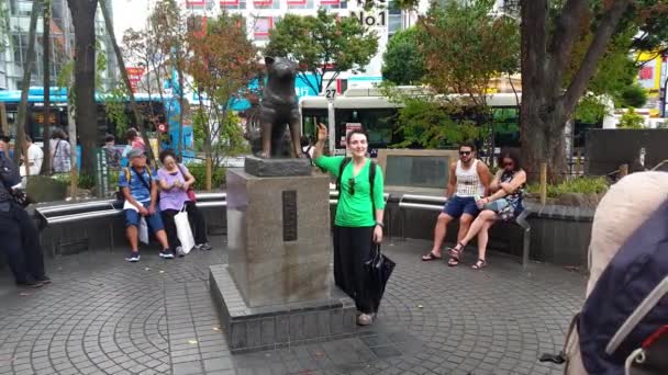 Tokio Japón Agosto 2018 Turistas Tomando Sus Fotos Por Hachiko — Vídeo de stock