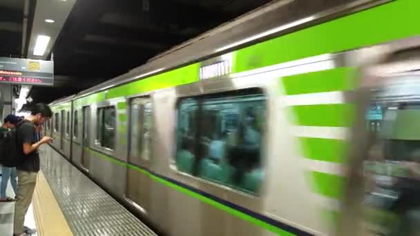 Tokyo Japan Augusti 2018 Tåg Anländer Tunnelbana Station Plattform Medan — Stockvideo