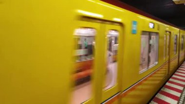 Tokyo, Japonya - Ağustos 2018: commuters sırada beklerken bir metro istasyonu platformu gelen tren