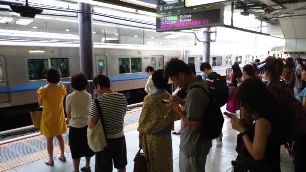 Tokyo Japan Augusti 2018 Tåg Anländer Tunnelbana Station Plattform Medan — Stockvideo