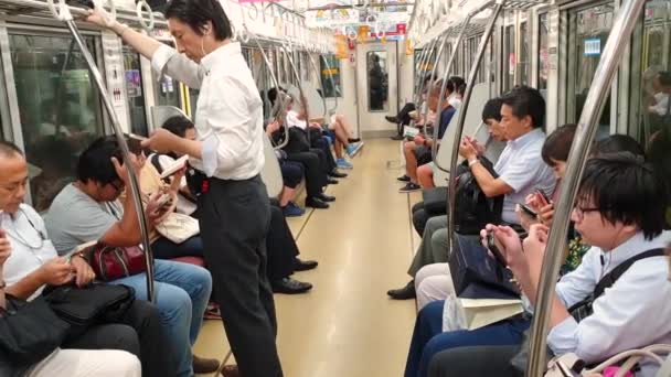 日本东京 2018年8月 人们在乘坐地铁车厢时使用智能手机 现代社会缺乏沟通的观念 — 图库视频影像