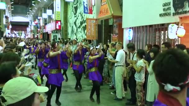 高円寺阿波おどりの有名な祭りで伝統の阿波踊りを踊る東京 2018年 日本語を披露 — ストック動画