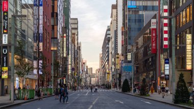 Tokyo, Japonya - Ağustos 2018: Alışveriş bölgesi Ginza arabalar için Pazar günleri kapatan ve bir yaya sokağında olur ünlü Chuo Dori Caddesi ile
