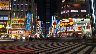 Tokyo, Japonya - Ağustos 2018: Uzun pozlama fotoğraf Shinjuku bölgesinde Kabukicho insan. Bir eğlence ve kırmızı ışık bölge alandır