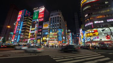 Tokyo, Japonya - Ağustos 2018: Uzun pozlama fotoğraf Shinjuku bölgesinde Kabukicho insan. Bir eğlence ve kırmızı ışık bölge alandır