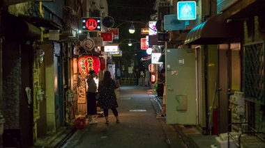 Tokyo, Japonya - Ağustos 2018: Shinjuku altın Gai bölgesinde gece geleneksel sokak barlar. Altın gai bölge yaklaşık 200 küçük barlar vardır
