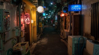 Tokyo, Japonya - Ağustos 2018: Shinjuku altın Gai bölgesinde gece geleneksel sokak barlar. Altın gai bölge yaklaşık 200 küçük barlar vardır
