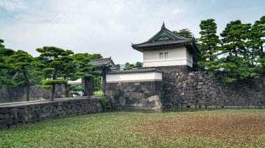 Tokyo, Japonya - Ağustos 2018: Guard Tower Tokyo Otematchi binaların ile Imperial Palace