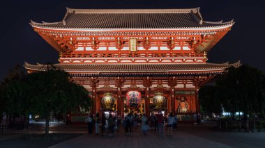Tokyo, Japonya - Ağustos 2018: Tanımlanamayan turist alanında Asakusa Sensoji Kannon Tapınağı ziyaret