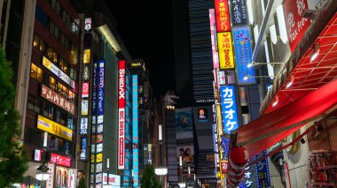 Shinjuku Tokyo, Japonya - Ağustos 2018: Godzilla kavşak bir ünlü Shinjuku Tokyo eğlence, bar ve restoran bölgesi, Tokyo, Japonya ile yer