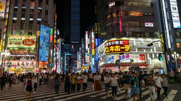 Tokyo Japonya Ağustos 2018 Gece Sahne Parlak Işıklar Insanlar Yürürken — Stok fotoğraf