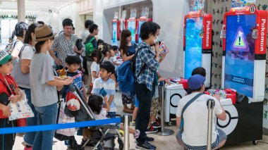 Tokyo, Japonya - Ağustos 2018: Ebeveynler çocuklarıyla Pokemon oyun arcade video oyunları Pokemon merkezinde markalı