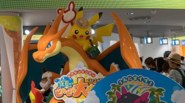 Tokyo, Japonya - Ağustos 2018: Pokemon Pokemon merkezi mağaza Sunshine City Alışveriş Merkezi girişinde hatlarıma