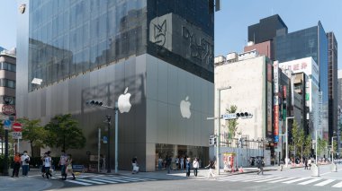 Tokyo Japonya - Ağustos 2018: Dış Ginza, lüks bir alışveriş bölgesi içinde bir Apple mağazası
