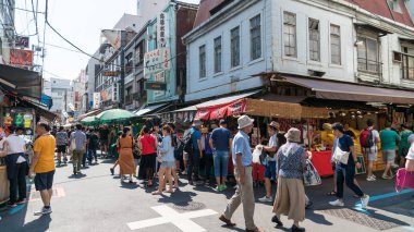 Tokyo, Japonya - Ağustos 2018: Tsukiji dış balık pazarı bir popüler Tsukiji Balık Pazarı, dünyanın en büyük toptan balık ve deniz ürünleri Pazar bir parçasıdır
