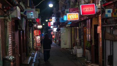 Tokyo, Japonya - Ağustos 2018: Shinjuku altın Gai bölgesinde gece geleneksel sokak barlar. Altın gai bölge yaklaşık 200 küçük barlar vardır
