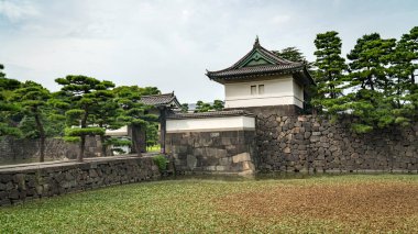 Tokyo, Japonya - Ağustos 2018: Guard Tower Tokyo Otematchi binaların ile Imperial Palace