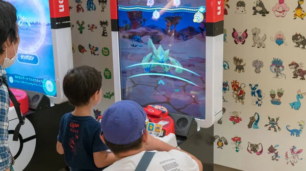 Tokyo Japan Augustus 2018 Ouders Met Hun Kinderen Spelen Pokemon — Stockfoto