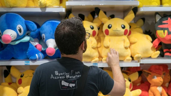 Tokyo Japan Augustus 2018 Onbekende Man Kijken Pokemon Knuffels Winkel — Stockfoto