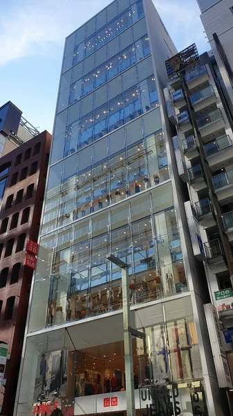 Tokyo, Japonya - Ağustos 2018: Küresel Japon perakendeci Uniqlo büyük amiral gemisi mağaza Ginza bölgesinde. Tokyo, Japonya