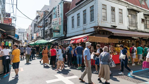 Tokyo, Japonya - Ağustos 2018: Tsukiji dış balık pazarı bir popüler Tsukiji Balık Pazarı, dünyanın en büyük toptan balık ve deniz ürünleri Pazar bir parçasıdır