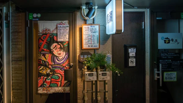 2018年 夜新宿ゴールデン街地区の伝統的な通りのバー ゴールデン街地区には約 200 の小さなバー — ストック写真