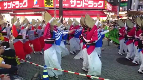 高円寺阿波おどりの有名な祭りで伝統の阿波踊りを踊る東京 2018年 日本語を披露 — ストック動画