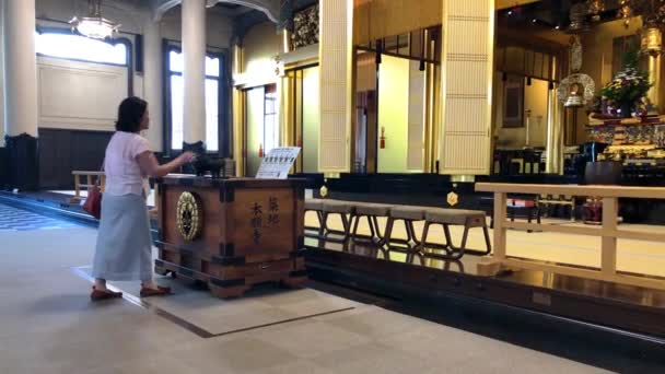 Tóquio Japão Agosto 2018 Mulher Não Identificada Orando Dentro Templo — Vídeo de Stock