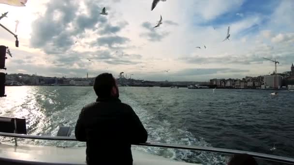 Istanbul Turecko Prosinec 2018 Neznámý Muž Krmení Racků Chlebem Trajektu — Stock video