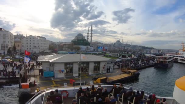 Estambul Turquía Diciembre 2018 Ferry Que Sale Desde Muelle Eminonu — Vídeo de stock