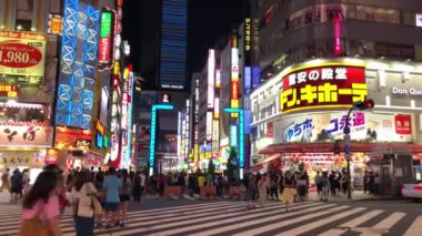 Tokyo, Japonya - Ağustos 2018: Shinjuku bölgesinde Kabukicho meşgul sokaklarında, parlak ışıklarla geceleri insanlar
