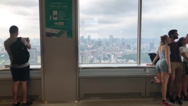 東京のスカイラインを見ている東京都庁展望台の東京 2018年 観光客 — ストック動画