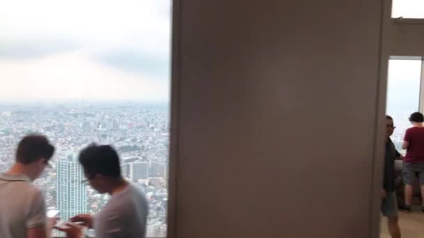 日本东京 2018年8月 东京都政府大楼观景台的游客观看东京天际线 — 图库视频影像