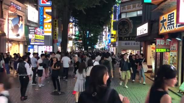 日本东京 2018年8月 人们走在新宿歌舞伎町区繁忙的街道上 晚上灯光明亮 — 图库视频影像