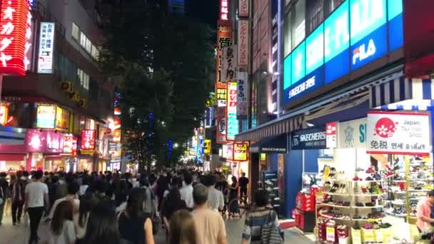 Токио Япония Август 2018 Года Люди Ходят Оживленным Улицам Района — стоковое видео