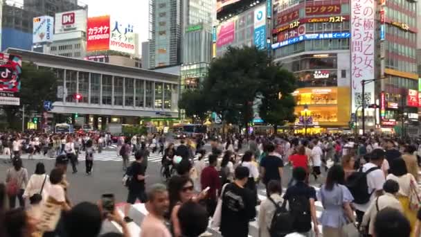 日本东京 2018年8月 城市行人交通的人穿越著名的涉谷十字路口 — 图库视频影像