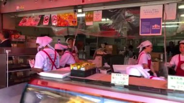 Tokyo, Japonya - Ağustos 2018: dünyanın en büyük toptan balık ve deniz ürünleri deniz dış Tsukiji Fish Market gıda satan küçük dükkanlar, Pazar