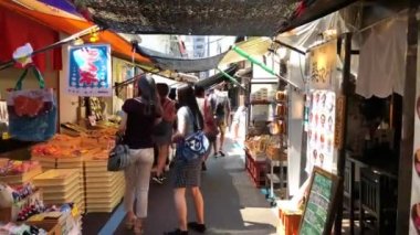 Tokyo, Japonya - Ağustos 2018: dünyanın en büyük toptan balık ve deniz ürünleri deniz dış Tsukiji Fish Market gıda satan küçük dükkanlar, Pazar