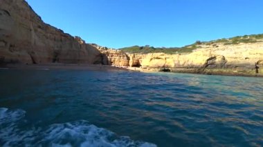 Lagos, Portekiz - Nisan 2018: Praia da Sahili, doğal kaya oluşumları Marinha popüler bot Mağara turu Lagos, Portekiz Algarve kıyısında her bakıldığında