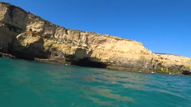 Lagos Portugal April 2018 Natuurlijke Rotsformaties Kustlijn Praia Marinha Vanuit — Stockvideo