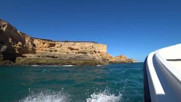 Lagos, Portugal - Avril 2018 : Formations rocheuses naturelles sur le littoral de Praia da Marinha vues depuis la célèbre excursion en bateau le long de la côte de l'Algarve, Lagos, Portugal 