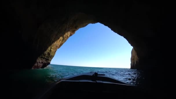 葡萄牙拉各斯 2018年4月 从葡萄牙拉各斯阿尔加维海岸著名的船洞之旅观看普拉亚达马里尼亚海岸线的自然岩层 — 图库视频影像